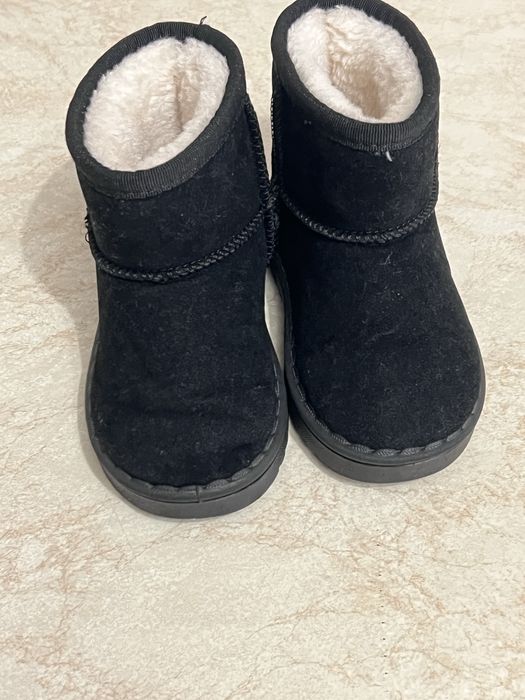 Cizne tip ugg negre