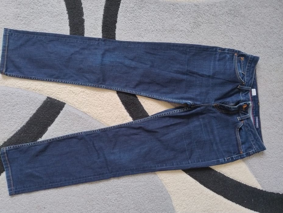 Blugi Tomy și pantaloni Zara