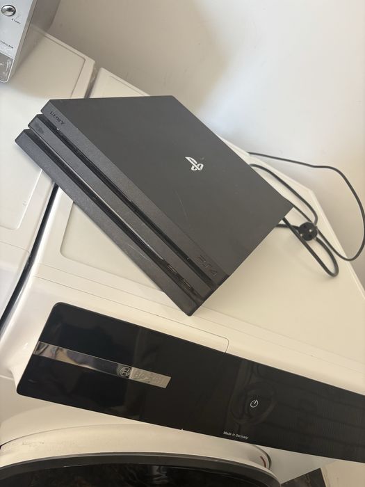 Ps4 pro 1tb 2 manete  + jocuri curatat de curand