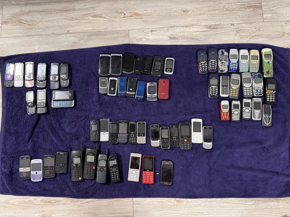 Lot Telefoane Vechi Probabil De Colectie