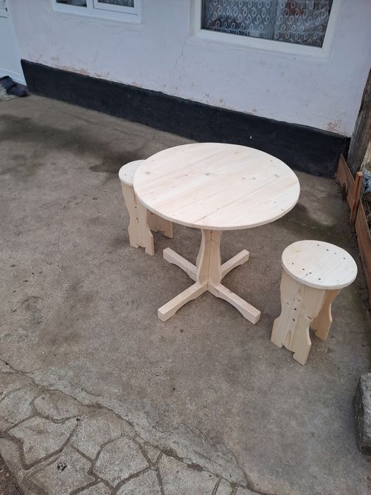 Fac la comanda mese banci si ornamente flori