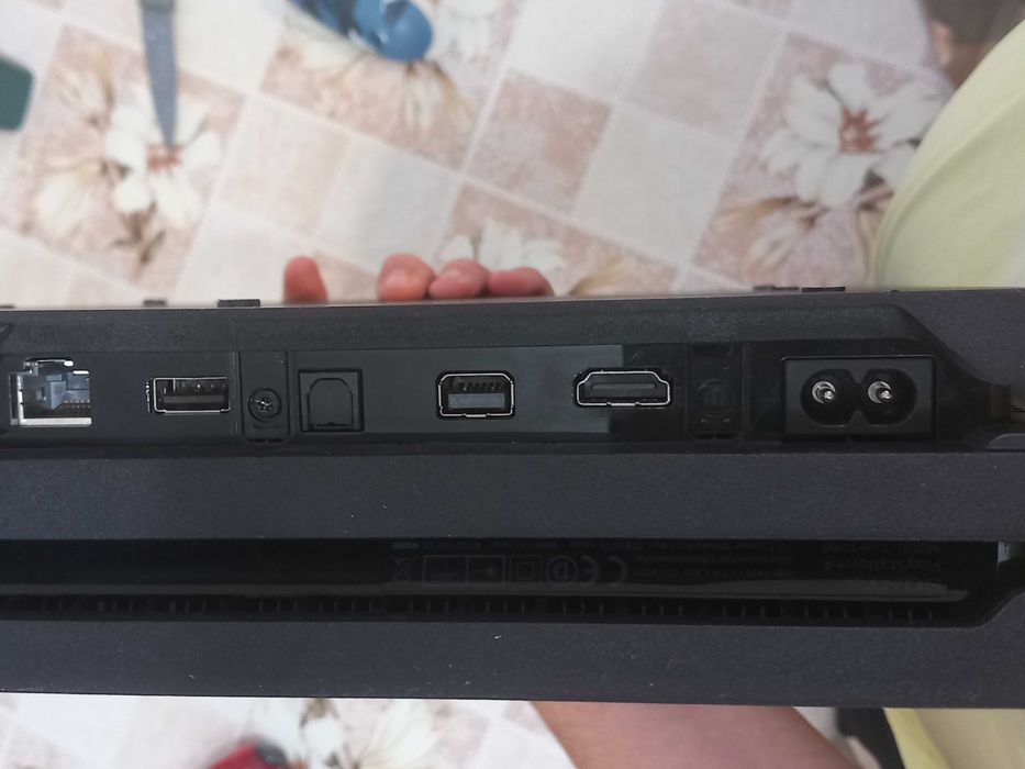 Ps4 pro 1TB + 2 джойтика