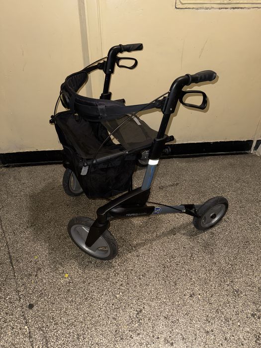 Cadru rulant rollator batrani handicap dizabilitati (ca nou)