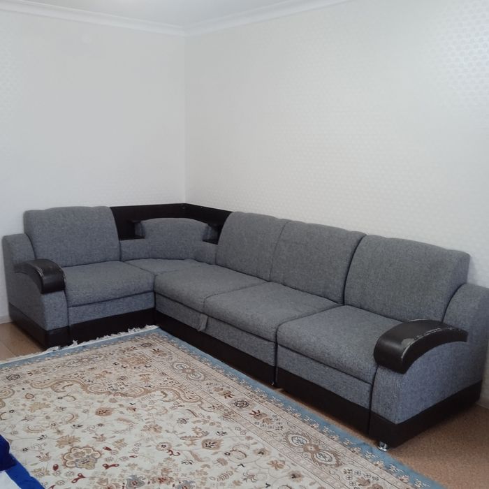 Диван угловой в хорошем состоянии. Чистый.