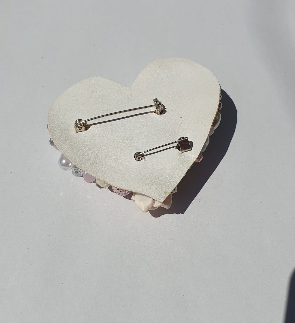 Broșă handmade unicat – inimă pastelată cu perle și cristale