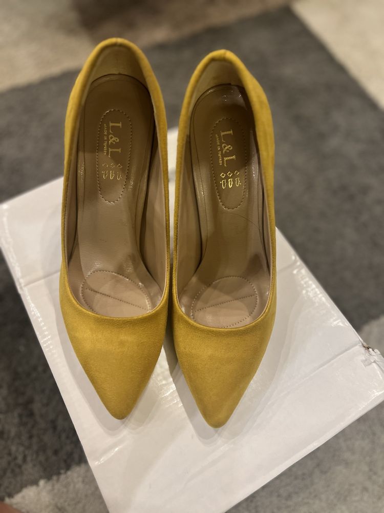 Жълти обувки с ток