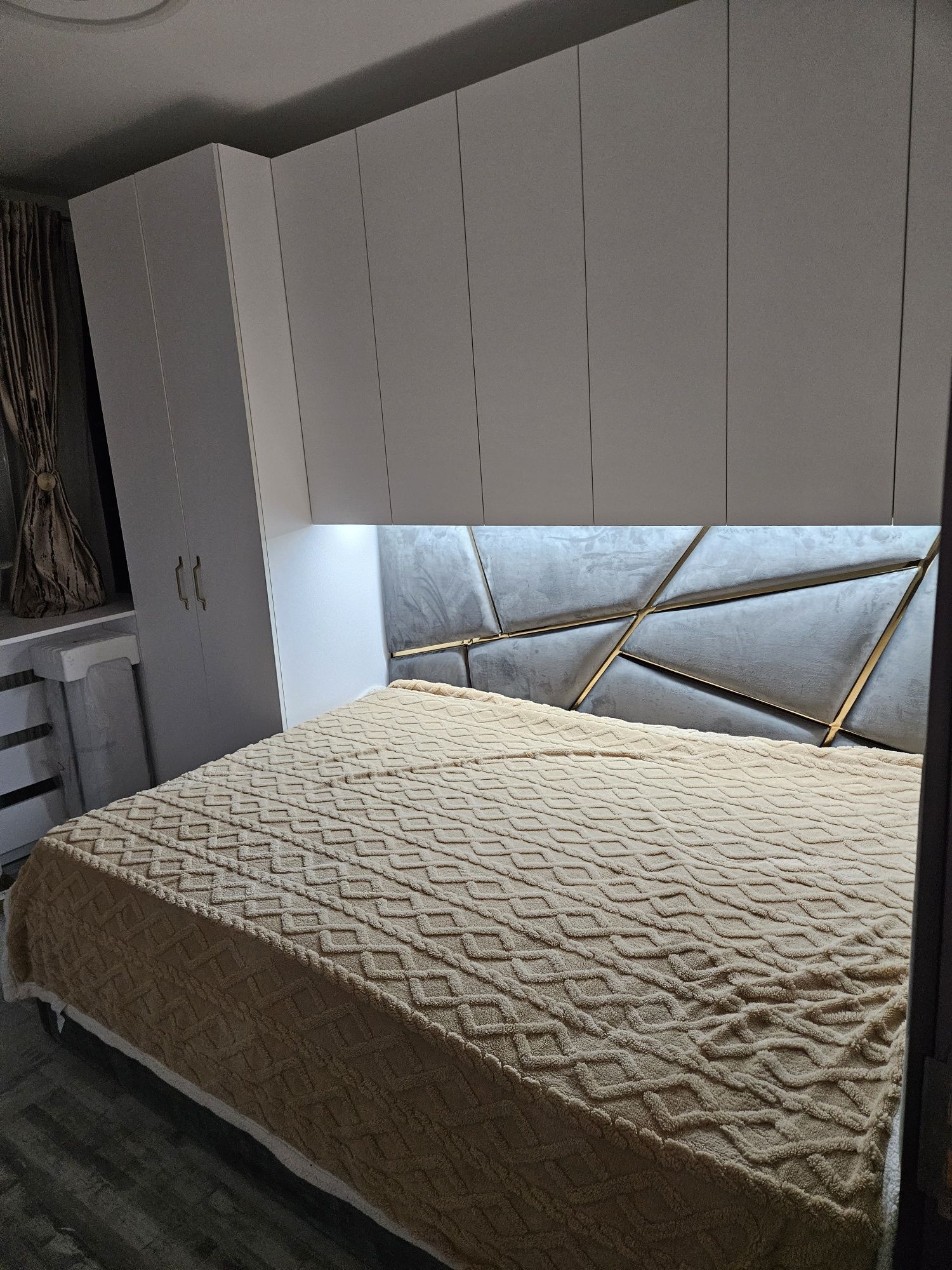 Pretul este pentru apartament mobilat partial și fără electrocasnice.