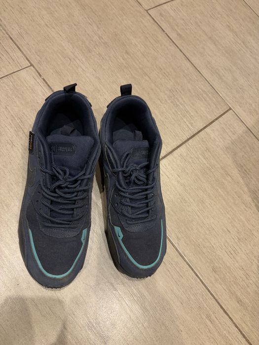 Обувки на Nike 90