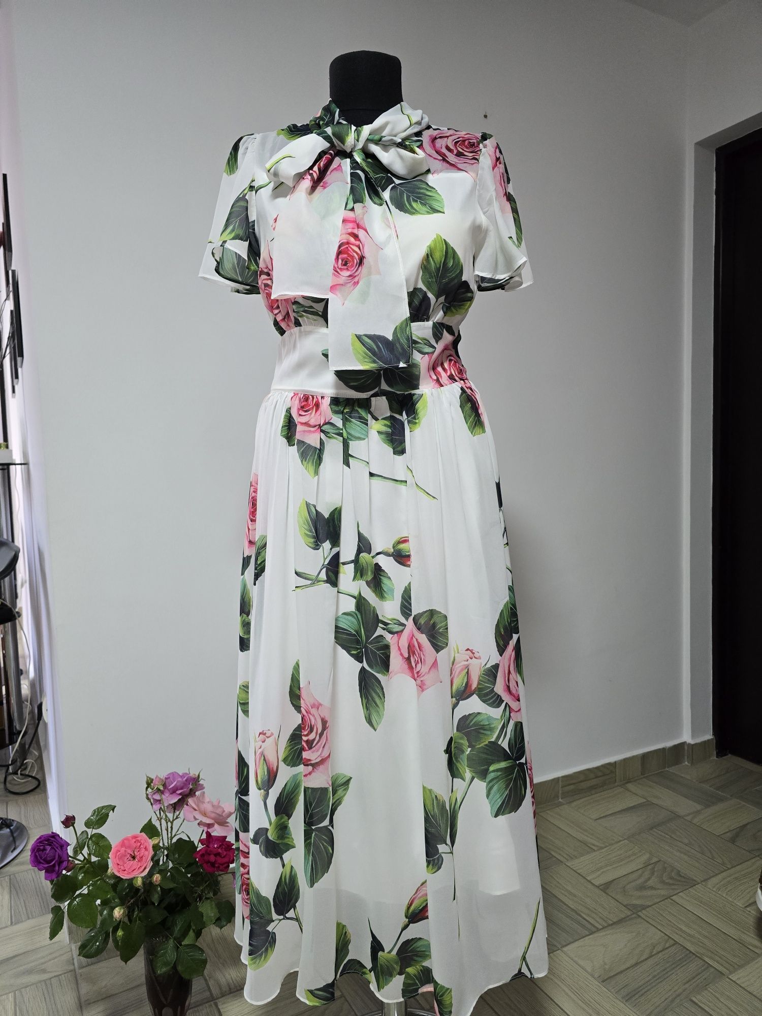 Rochie superba, model cu trandafiri, funda in zona bustului