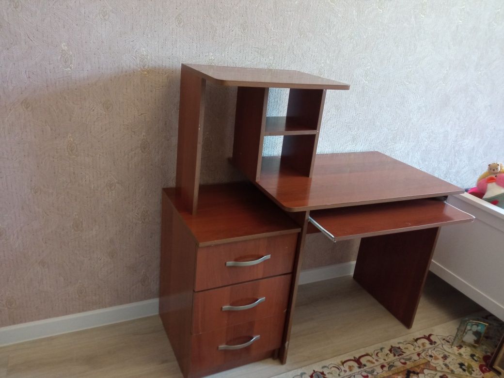 Стол для занятий.Находится дома рядом с микр.НҰРСӘТ .