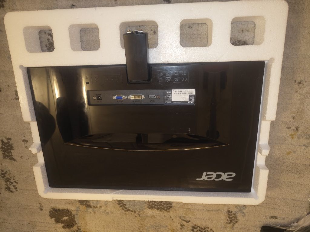 Продавам монитор Acer 60hz много добър работи перфектно