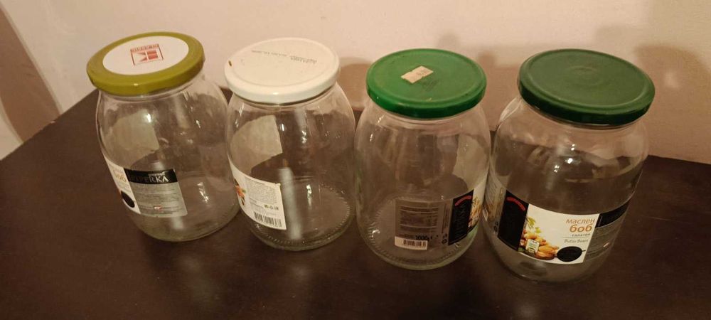 44 броя буркана с винт и капачки от който 1 брой е Омния без капачка.