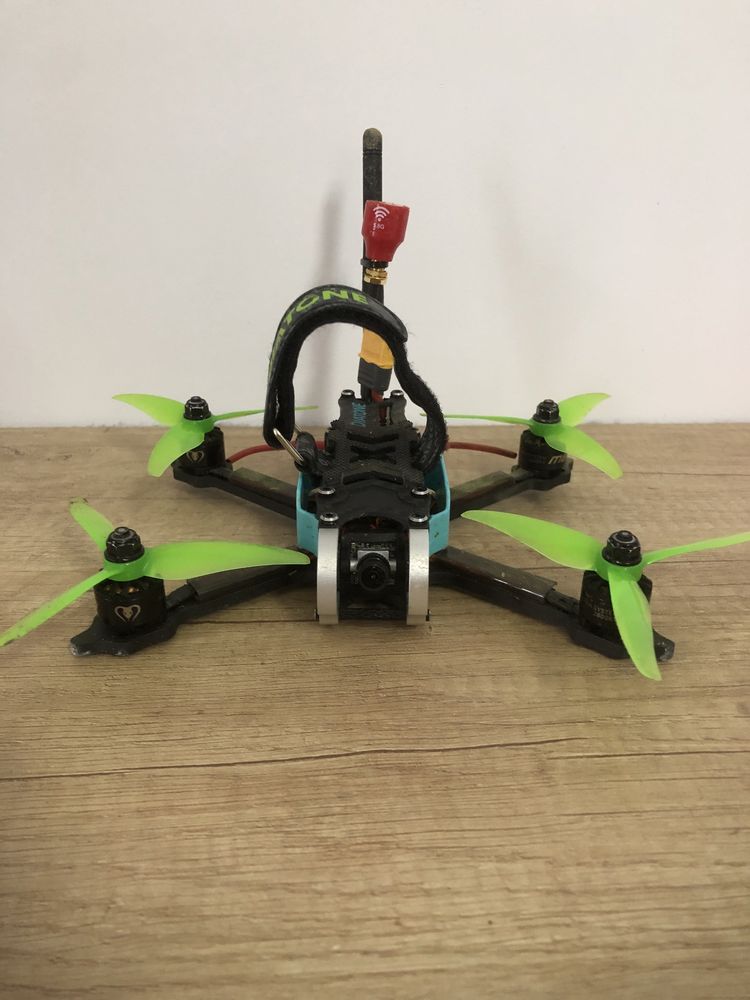 Drona racing FPV cu telecomanda FlySky