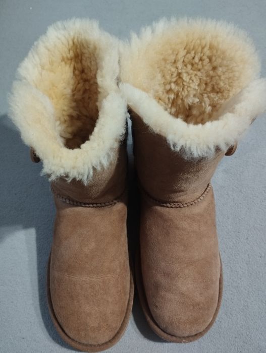 Ce zme UGG Bailey Button Chestnut