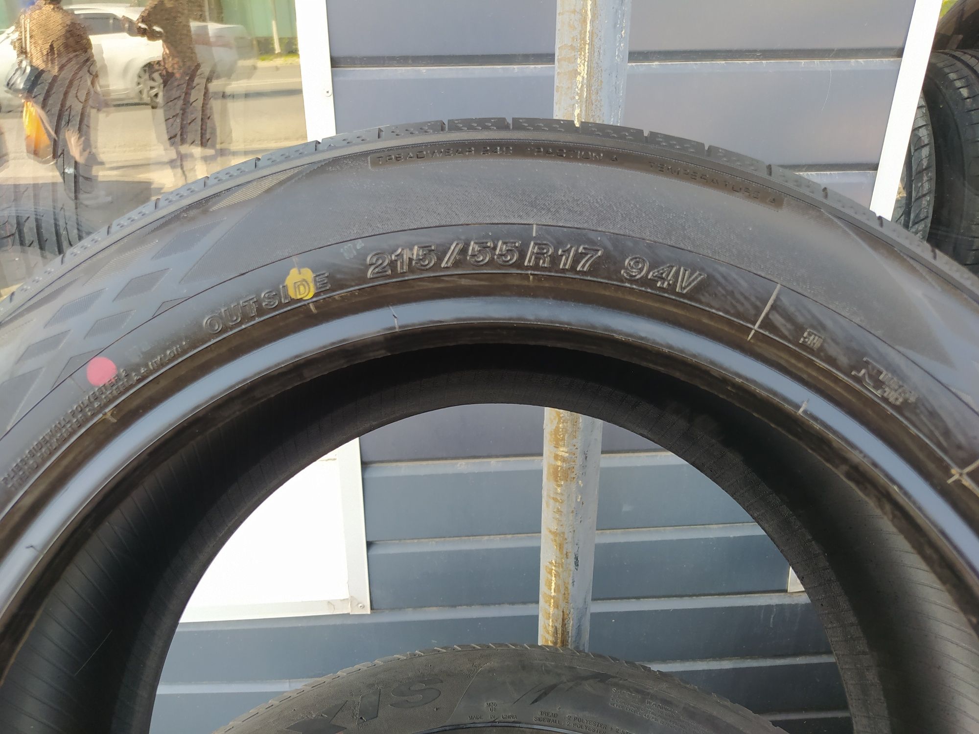 215/55R17 Yokohama AE51