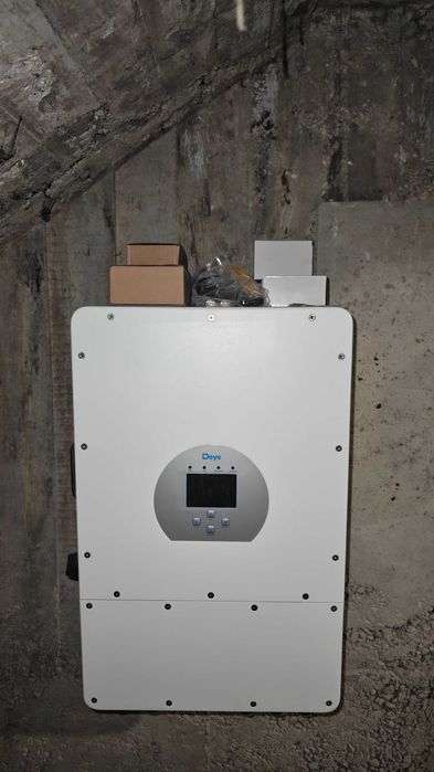 Deye 12kW трифазен хибриден инвертор