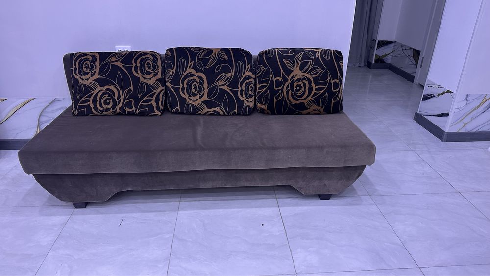 Диван для гостинной в хорошем состоянии