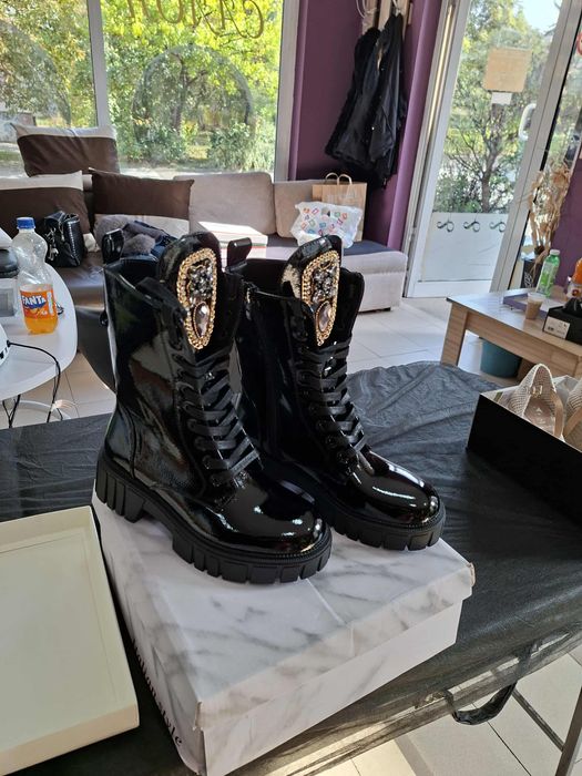 Дамски зимни боти и ботуши