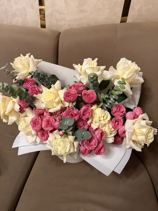 Нежные и свежие букеты из белых и розовых роз