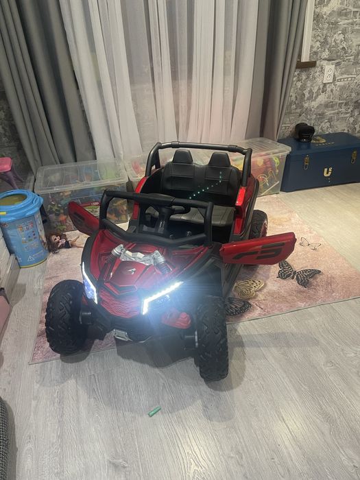 Детская машина новая стоит дома