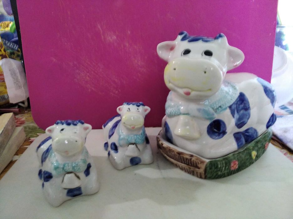 Продаю  набор Маслёнку , солонку и перечницу.