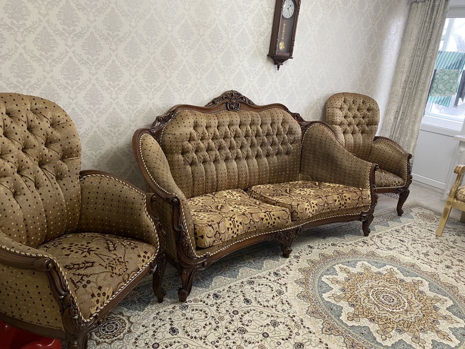 Продам диван с двумя креслами