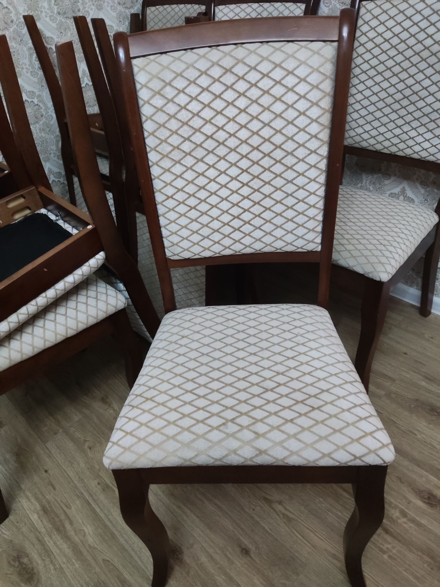 Продам стулья ,производство Малазия,дерево