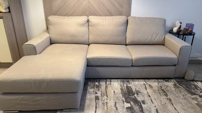 Светло бежов диван