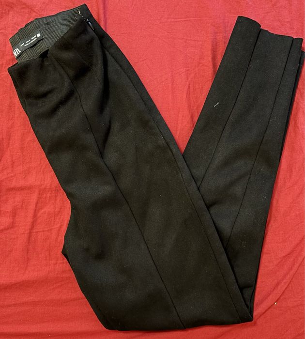 Черен панталон от “Zara”