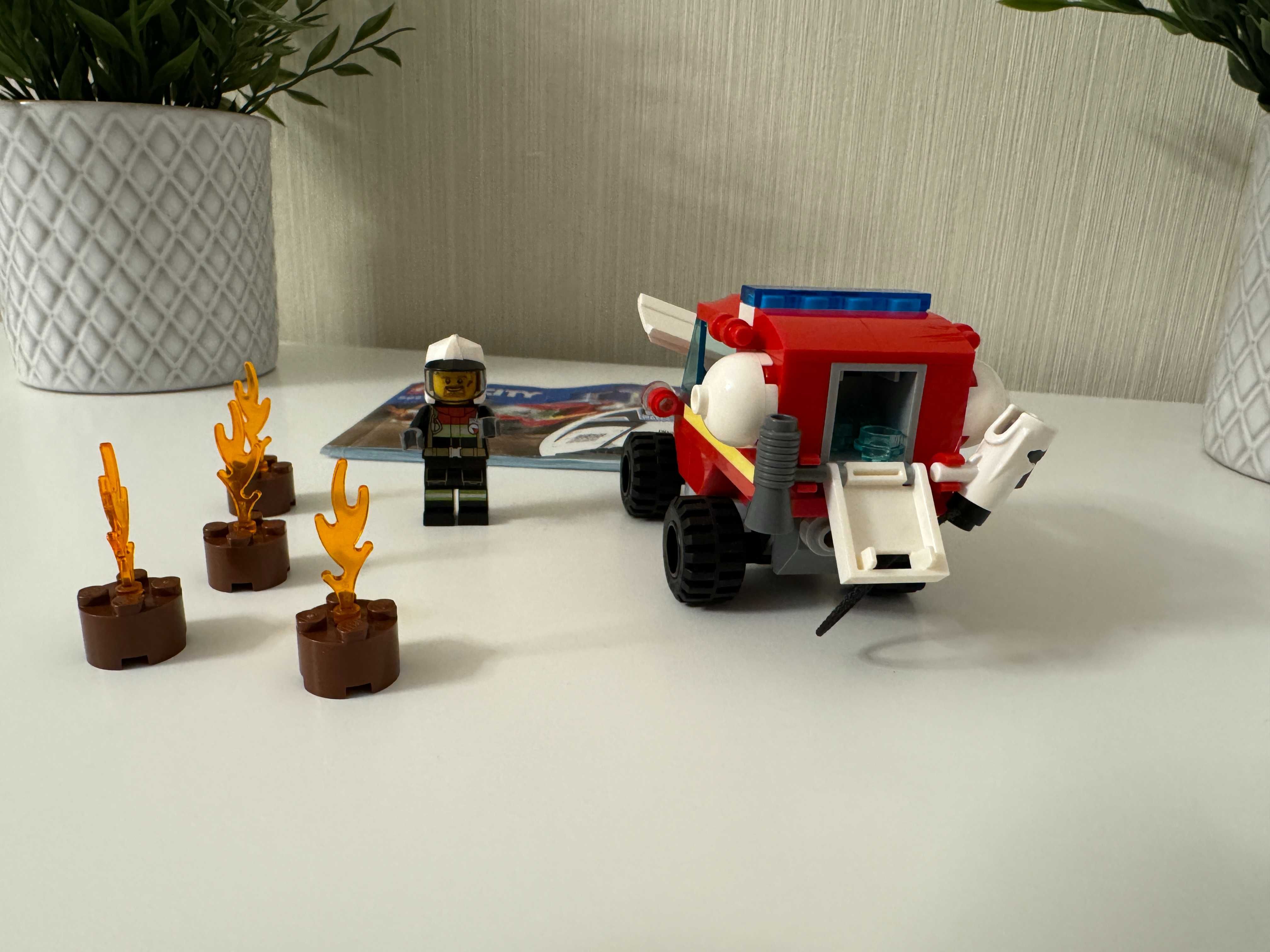 LEGO City Fire - Camion de pompieri 60279, 87 piese