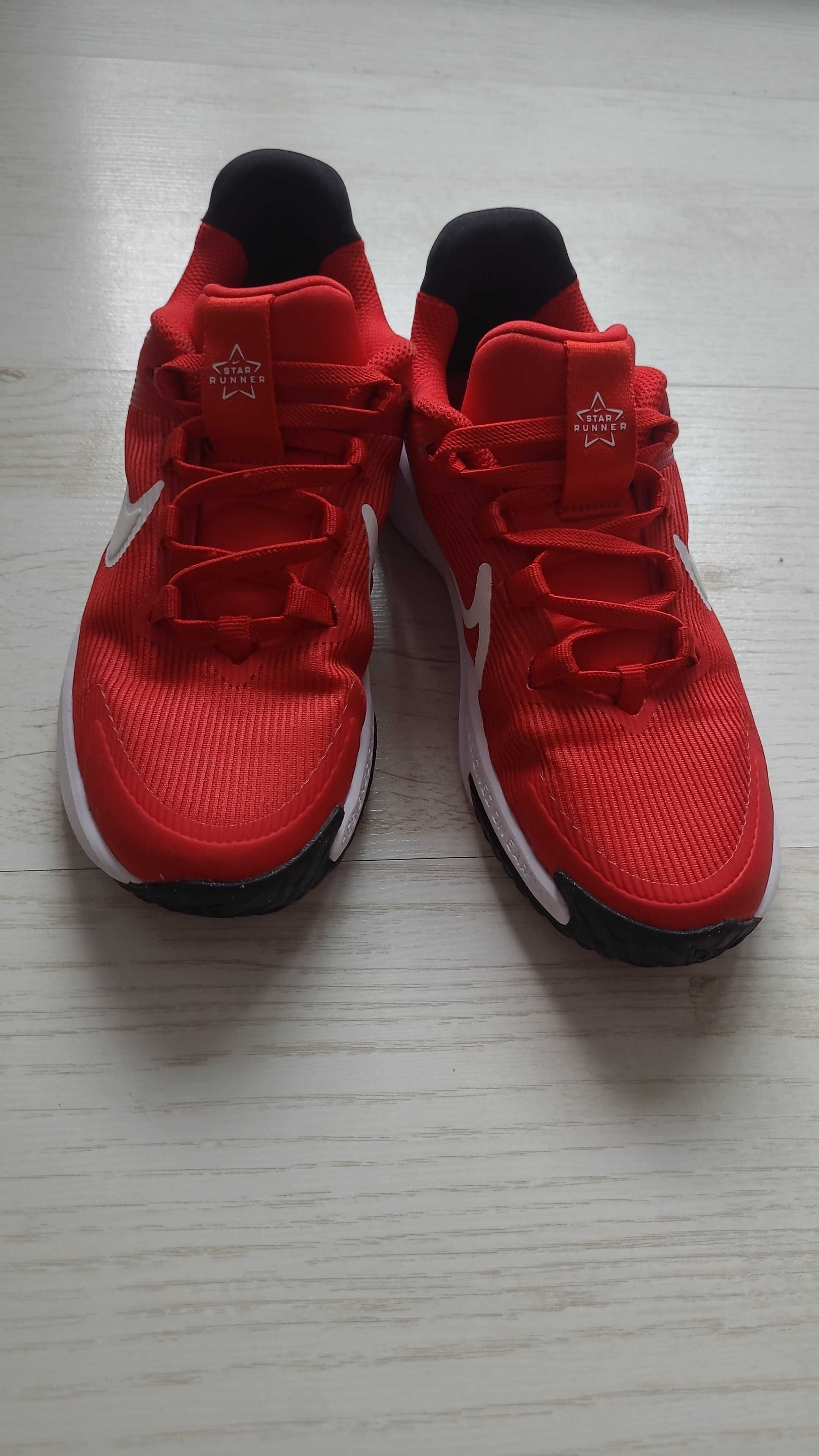 Pantofi sport Nike rosu + alb,  marime EU32, stare foarte buna