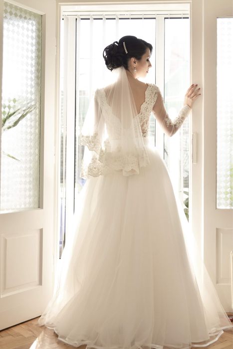 Vand rochie de mireasa din matase si broderie accesorizata
