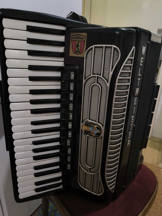 Продавам акордеон WELTMEISTER SUPITA