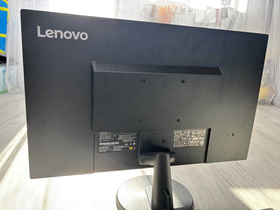 Vand monitor Lenovo 27"
