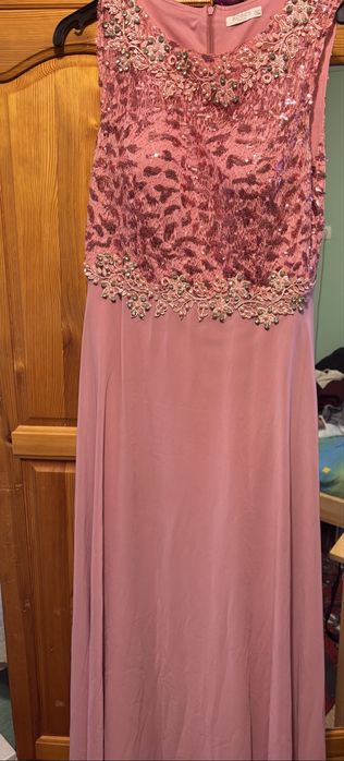 Бална рокля на достъпна цена , в два цвята , и два размера!