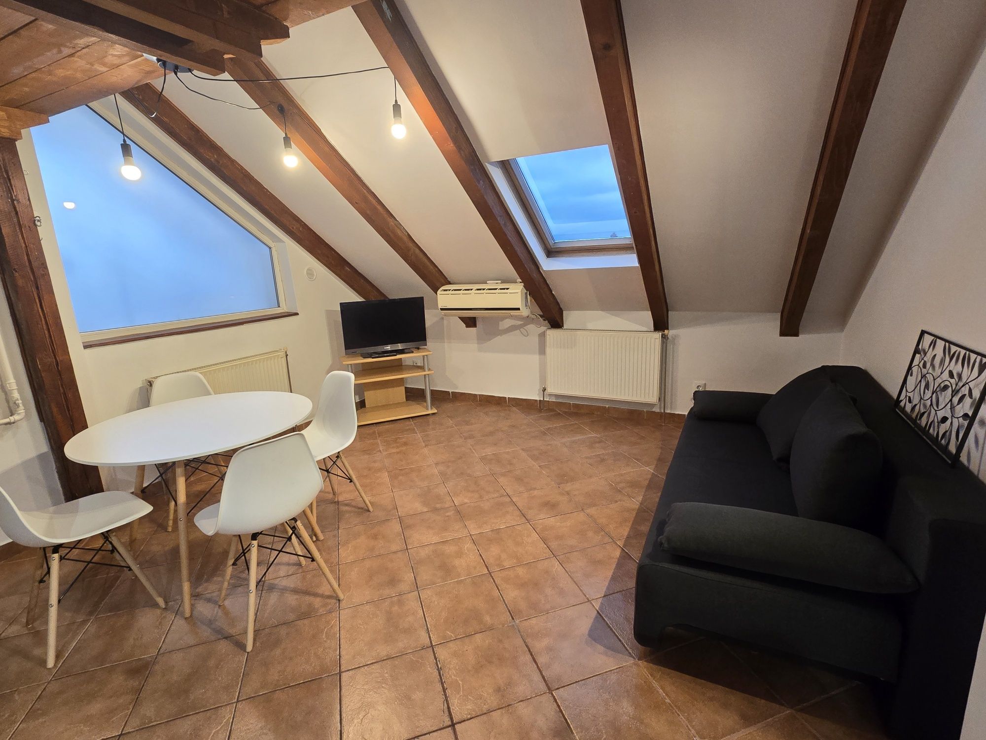 PF Inchiriez Apartment mansarda 3 camere zona Bună ziua