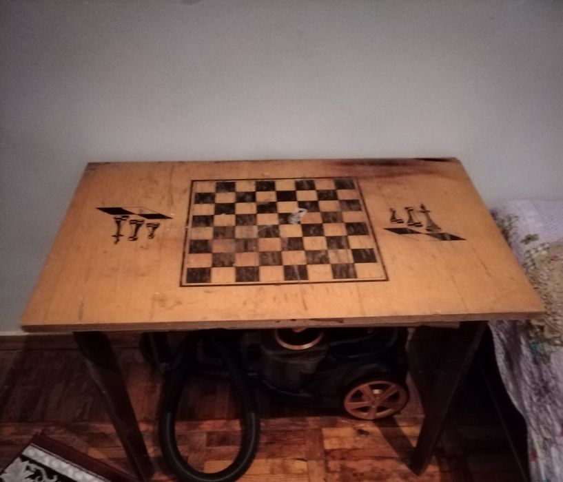 Продается металличекий стеллаж и 2 журнальных столика