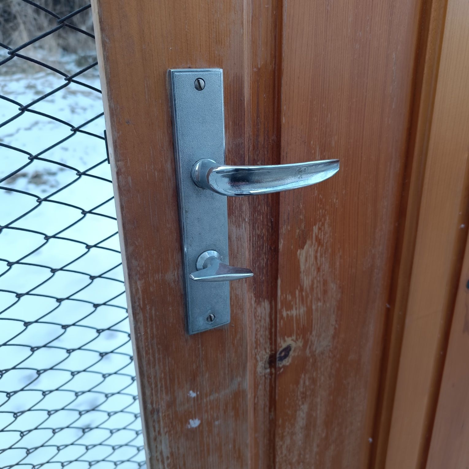 Продавам дървена врата за баня.