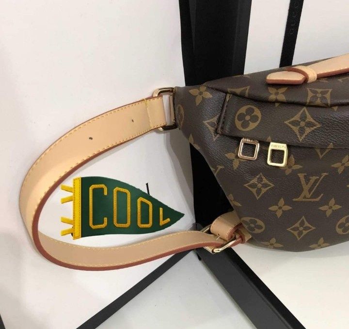 Borseta unisex Louis Vuitton, curea reglabila, saculet, etichetă