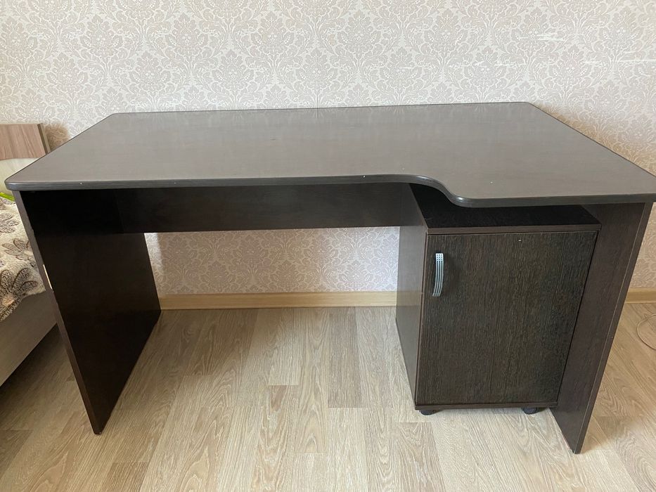 Рабочий стол с тумбой