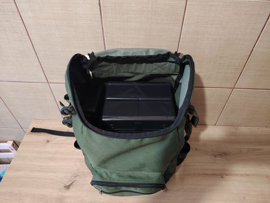 Vând rucsac/geanta pescuit Delphin!