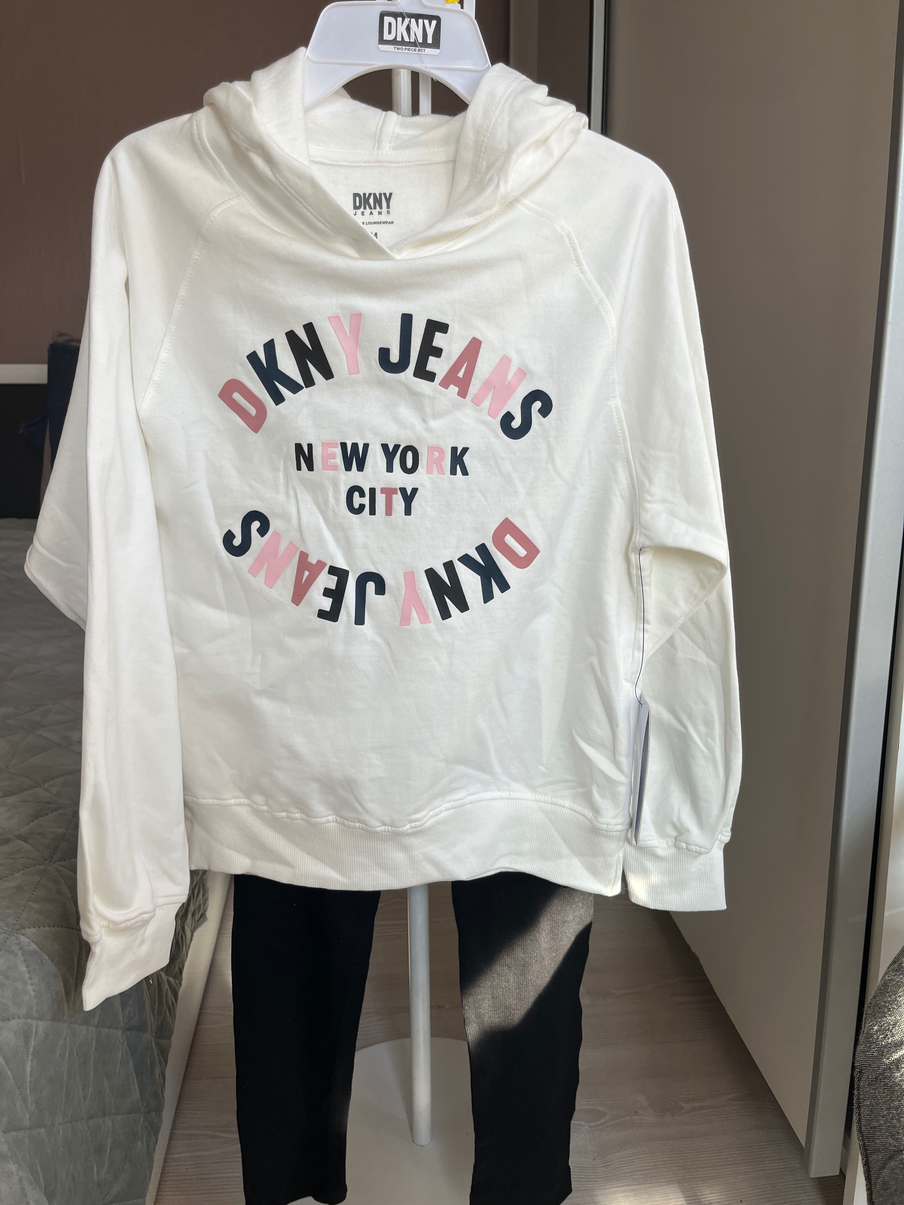 Нов сет от две части на DKNY
