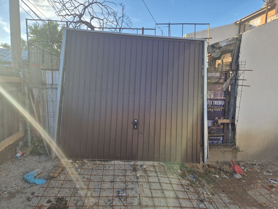 Caramida din demolări si ușa garaj