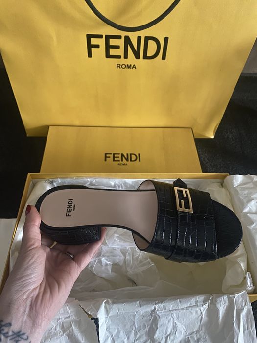 Продавам оригинални чехли на марката Fendi