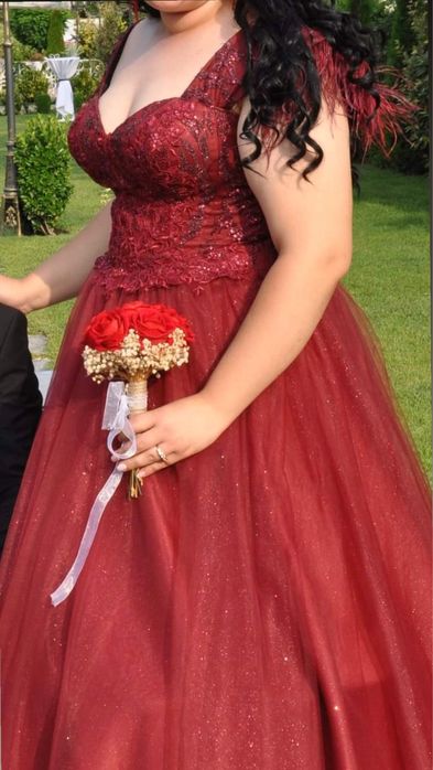 Официална рокля носена само 4 часа