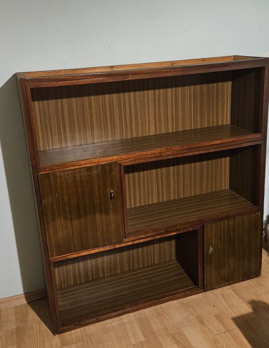 Дървена ретро секция