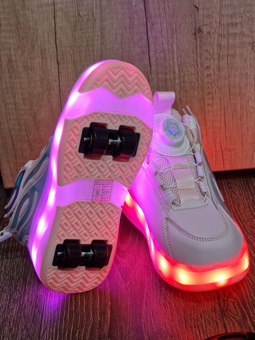 Adidasi cu role detașabile