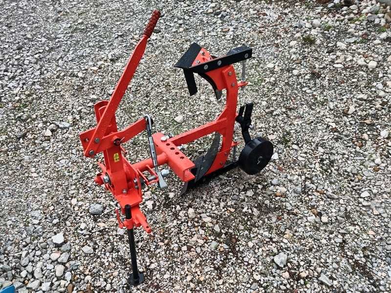 Плуг обръщателен за малък трактор