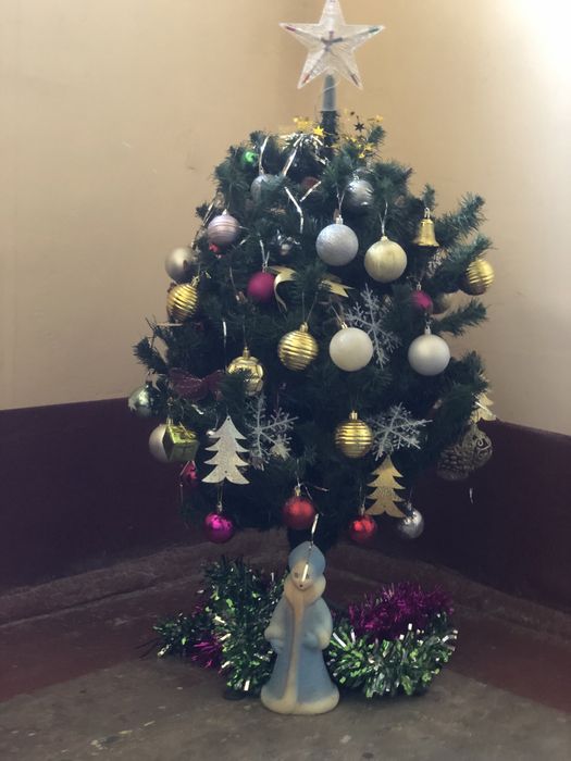 Продаётся ёлка с игрушками 1м.