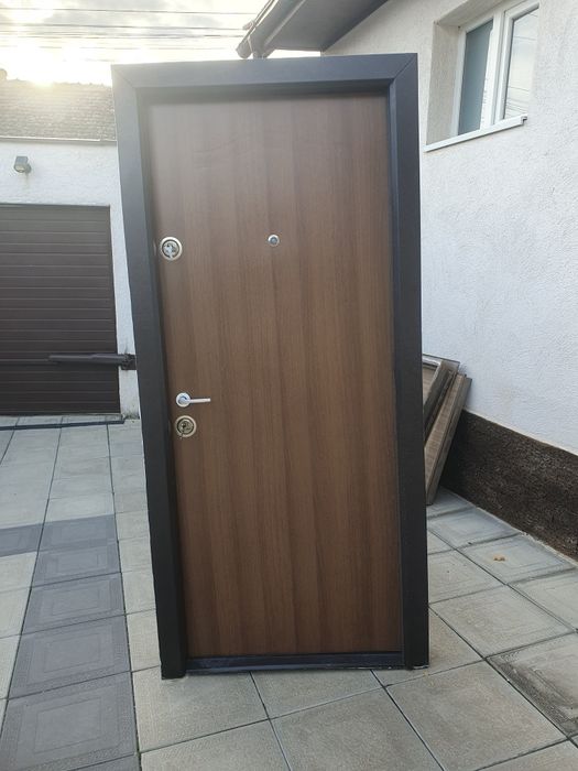 Ușa metalica  deschidere partea dreaptă